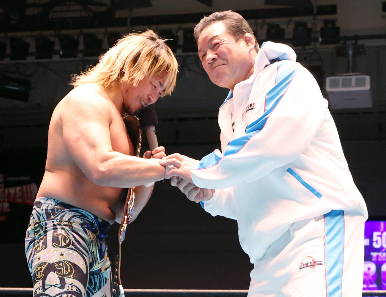 試合後、自身の代わりに参戦した棚橋（左）をねぎらう藤波（撮影・狩俣裕三）