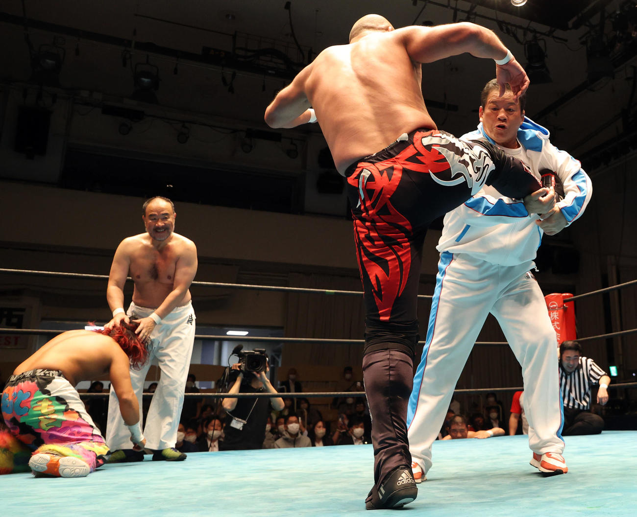 解説席にいた藤波（右）がリングに上がり、長井にドラゴンスクリューを決める（撮影・狩俣裕三）