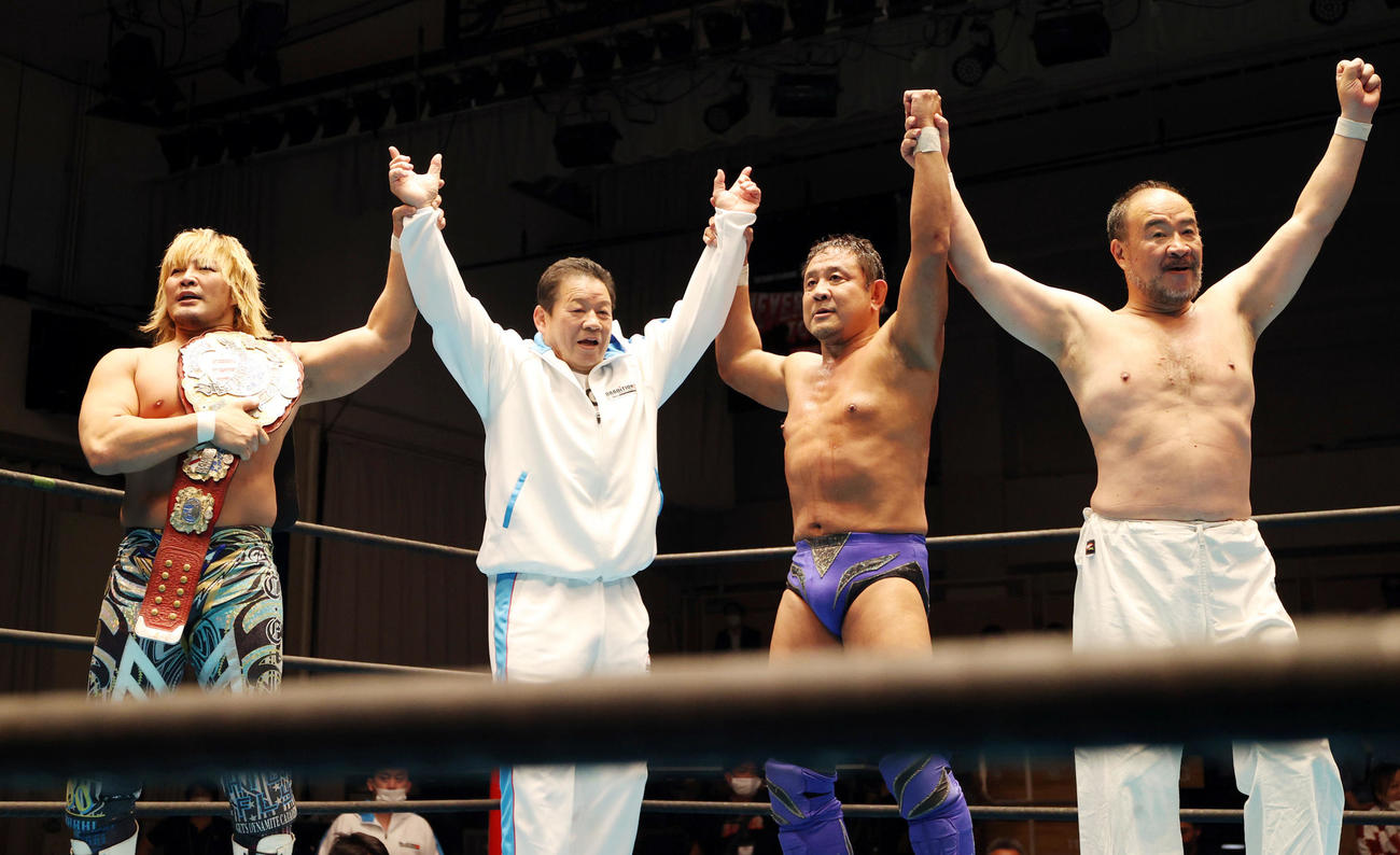 試合後、記念撮影する、前列左から棚橋、藤波、永田、越中（撮影・狩俣裕三）