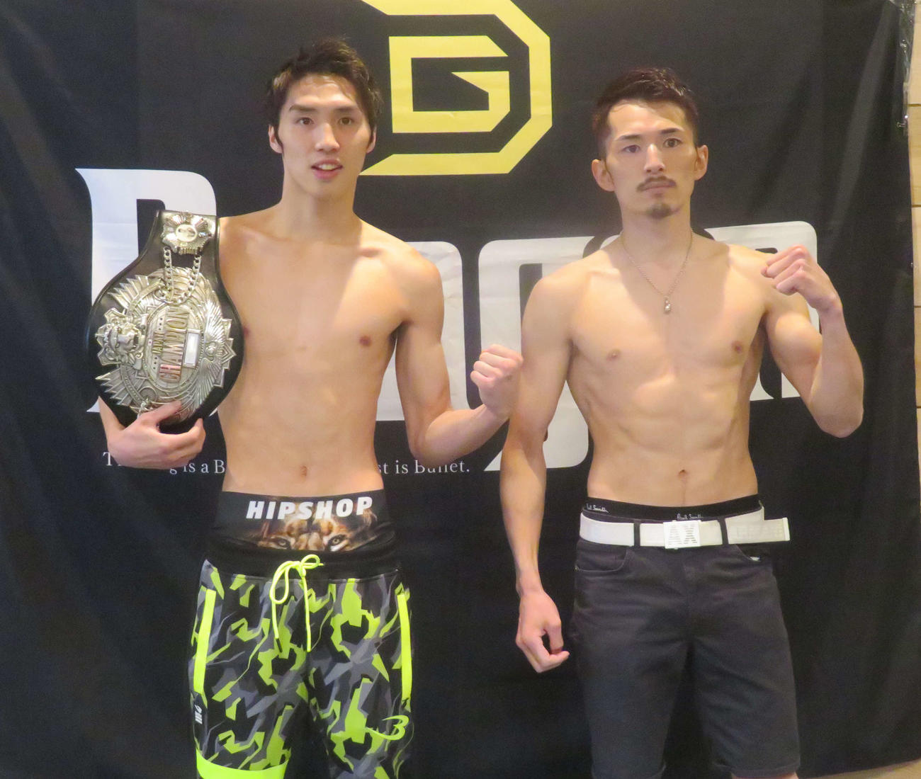 日本、WBOアジア・パシフィック・フェザー級タイトルマッチに向けて計量パスした日本王者丸田（左）と挑戦者の同級1位阿部