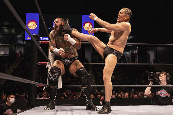 ブロディ（左）に蹴りを見舞う鈴木（提供・新日本プロレス）