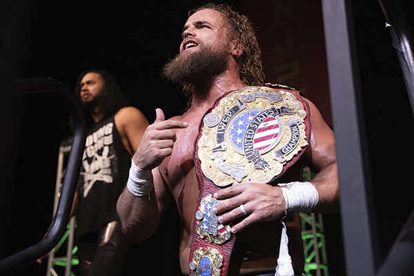 USヘビー級王座を戴冠し勝ち誇るロビンソン（新日本プロレス提供）