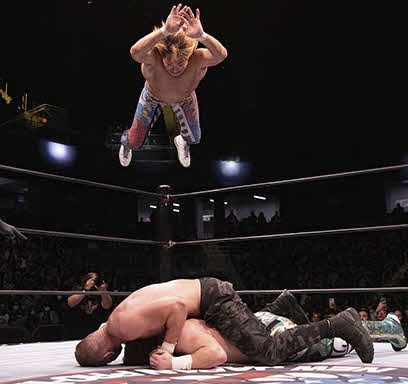 ハイフライアタックを仕掛ける棚橋（新日本プロレス提供）