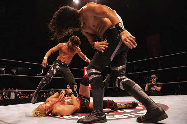 ヒクレオ（手前）とホワイト（奥）に攻撃を受けるオカダ（新日本プロレス提供）