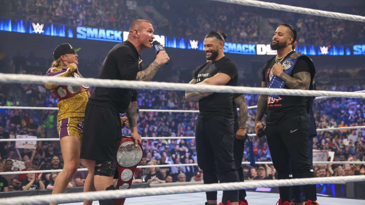 レインズ（左から3番目）一派にタッグ王座統一戦を要求したオートン（同2番目）とリドル（左端）（C）2022 WWE, Inc. All Rights Reserved.