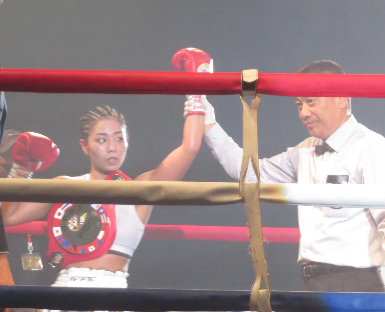 初防衛に成功した東洋太平洋女子ミニマム級王者千本瑞規（左）