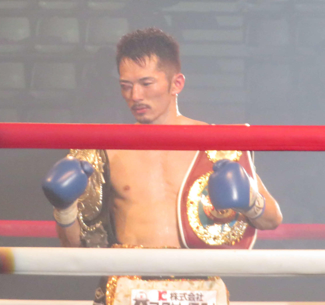 リング上で日本、WBOアジア・パシフィック・フェザー級王座ベルトを肩にかける新王者の阿部麗也