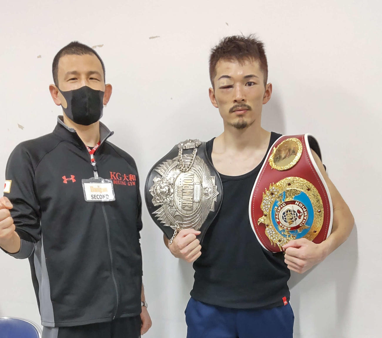 日本、WBOアジア・パシフィック・フェザー級王座を手にした阿部麗也（右）。左は所属ジムの片渕剛太会長