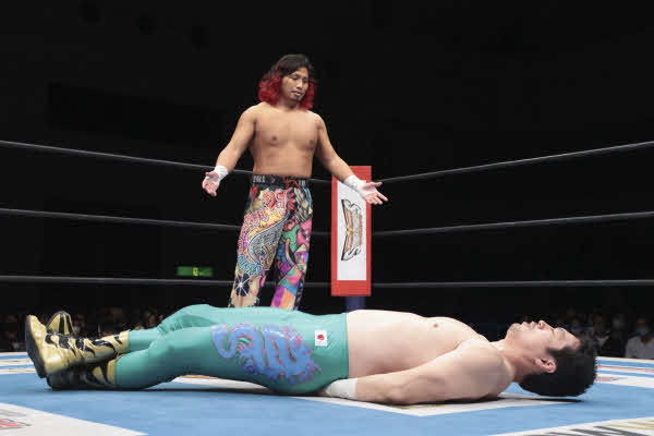 降参のポーズを見せる田口（手前）とあきれたような表情を見せる高橋ヒロム（提供・新日本プロレス）