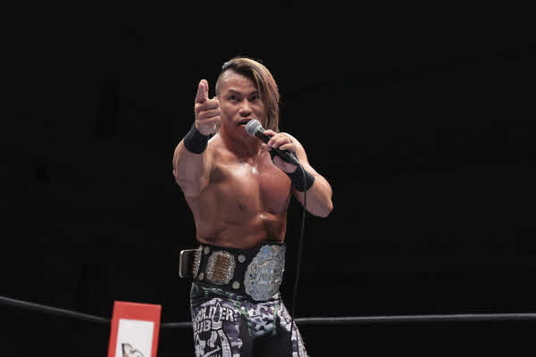 試合に勝利しマイクパフォーマンスする石森（提供・新日本プロレス）