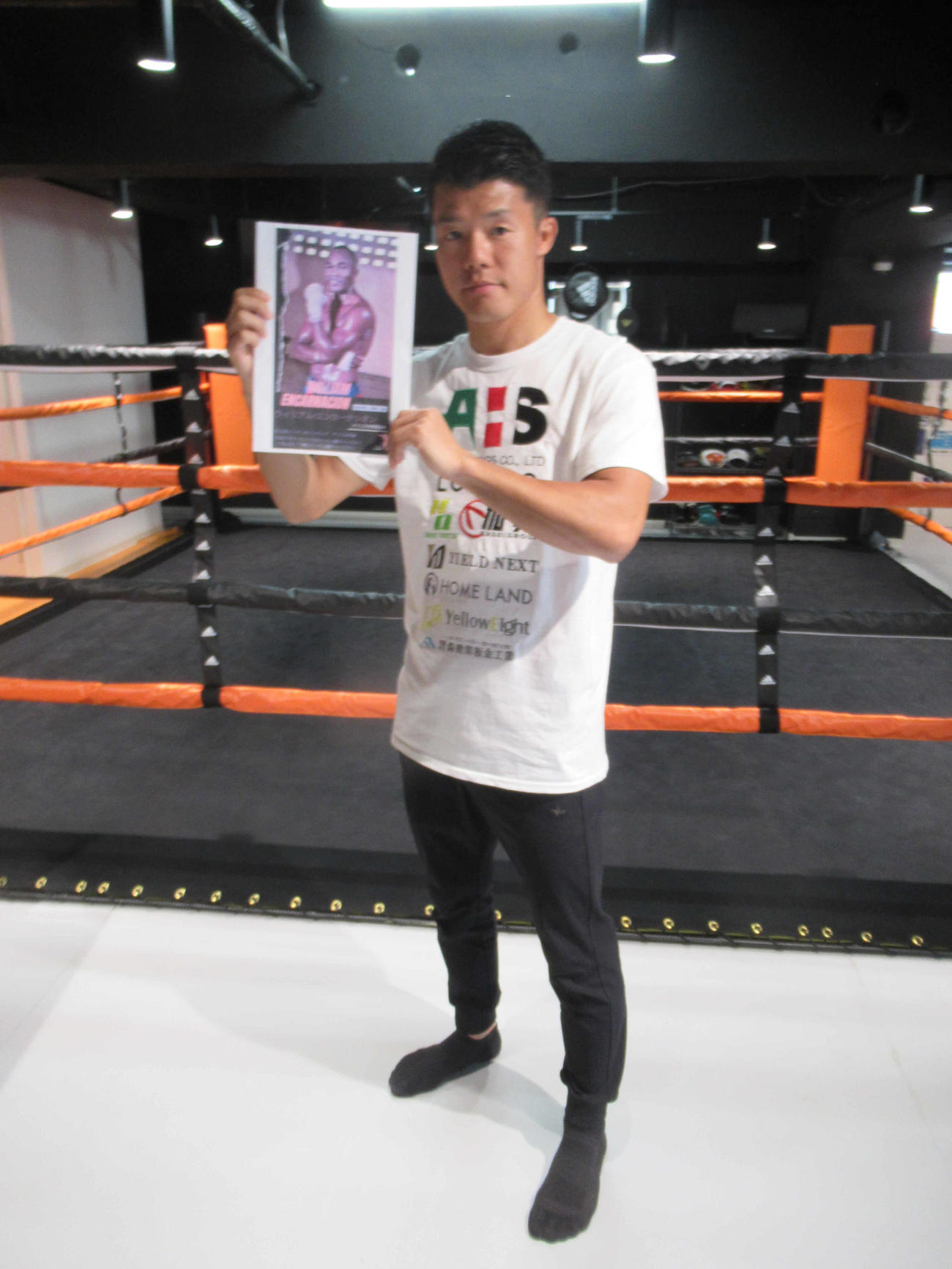 移籍初戦の相手の写真を手に気合十分の亀田和毅（撮影・実藤健一）