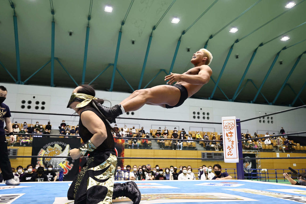 DOUKI（左）にミサイルキックを見舞うリンダマン（提供・新日本プロレス）