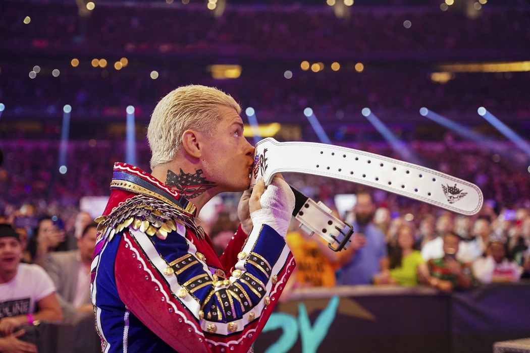 ベストにキスするコーディ・ローデス（C）2022 WWE, Inc. All Rights Reserved.