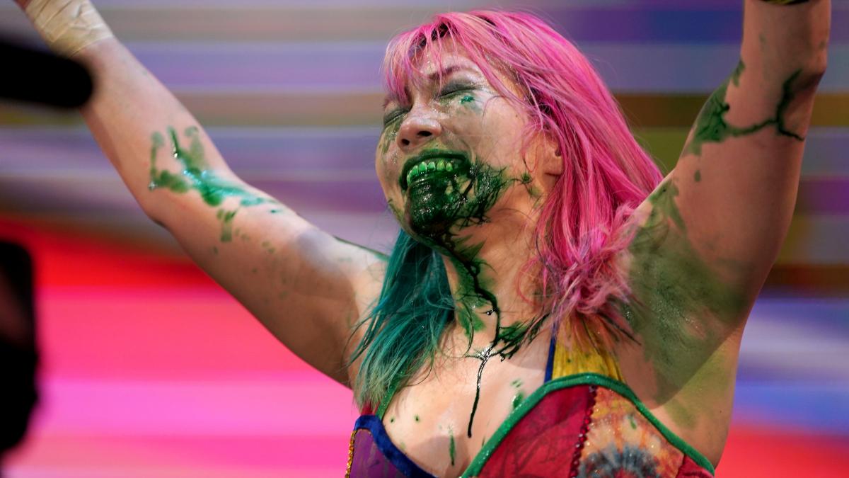 毒霧噴射でロウ女子王座挑戦権を獲得する勝利を挙げたアスカ（C）2022 WWE, Inc. All Rights Reserved.