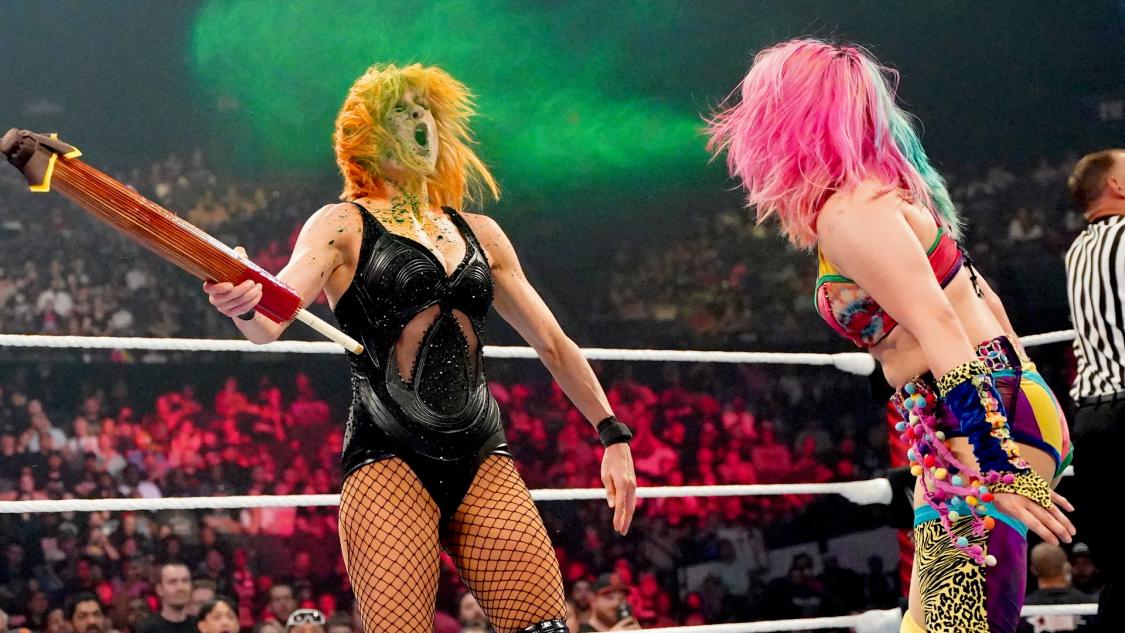 和傘攻撃を仕掛けようとしたリンチ（左）に毒霧噴射するアスカ（C）2022 WWE, Inc. All Rights Reserved.