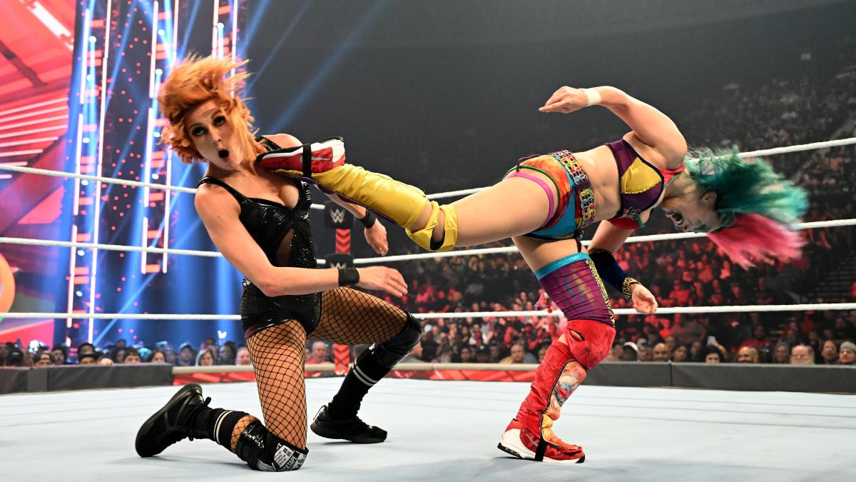 リンチ（左）に強烈なキックを見舞ったアスカ（C）2022 WWE, Inc. All Rights Reserved.