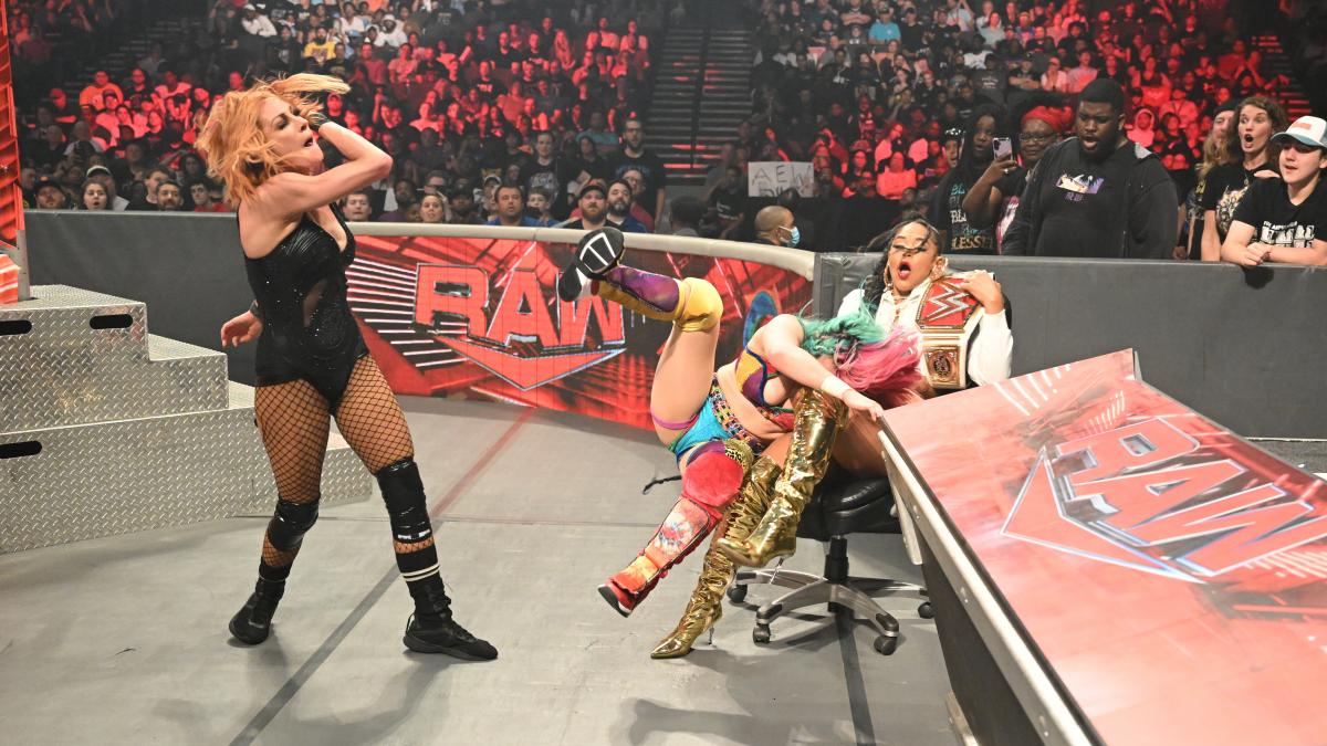 リンチ（左端）との場外乱闘でロウ女子王者ブレア（右端）に直撃したアスカ（C）2022 WWE, Inc. All Rights Reserved.