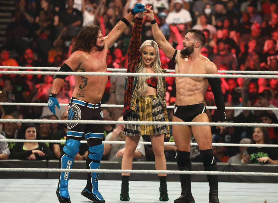 リング上でTOO SWEETポーズをを取るAJスタイルズ（左端）、リブ・モーガン（中央）、フィン・ベイラー（C）2022 WWE, Inc. All Rights Reserved.