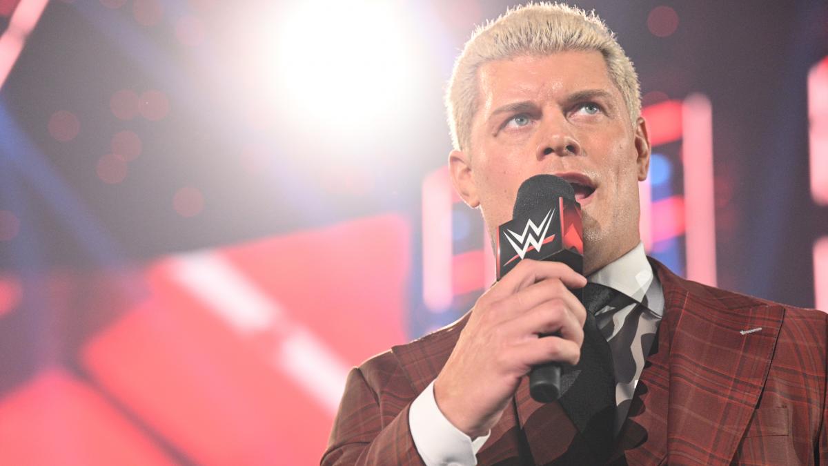 リング上でマイクを握り、ロリンズとの3度目対決を自ら宣言したローデス（C）2022 WWE, Inc. All Rights Reserved.