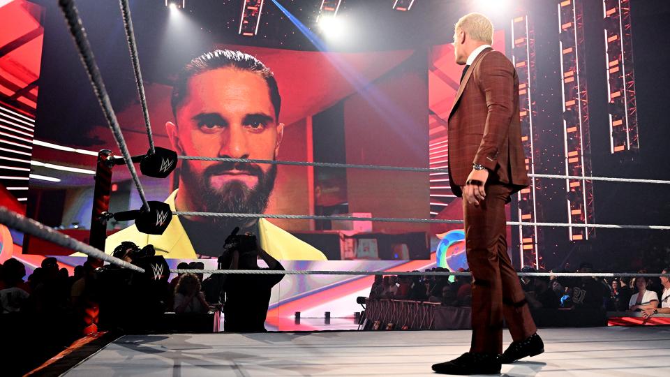 大会の大型ビジョンに登場したロリンズ（左）と向き合うローデス（C）2022 WWE, Inc. All Rights Reserved.