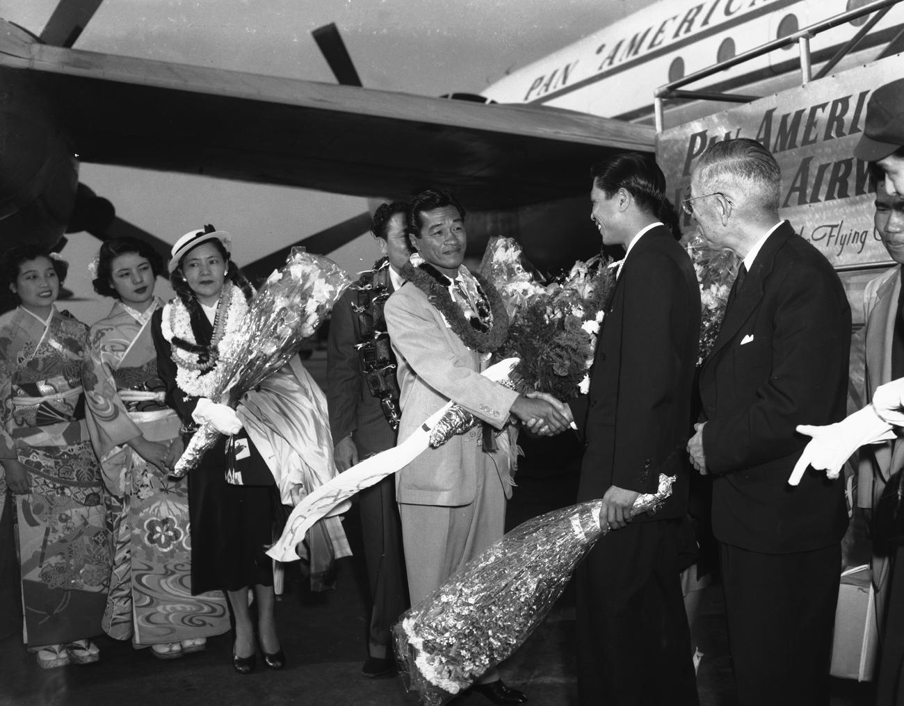 52年5月、来日した世界フライ級王者ダド・マリノ（中央）は挑戦者白井義男らの出迎えを受ける