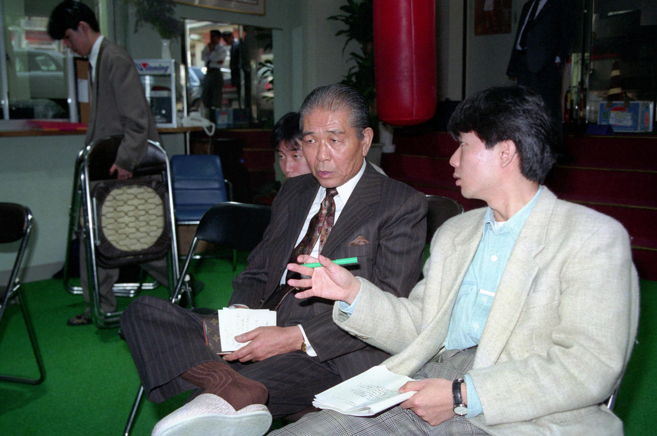 92年4月、タノムサク・シスボベーの公開スパーリングを見つめる元世界フライ級王者の白井義男氏（左）