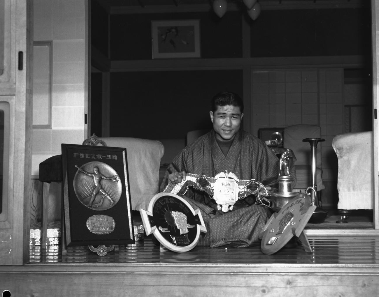 1952年、白井義男は11月15日に世界フライ級王座初防衛戦でダド・マリノを判定で破り初防衛、チャンピオンベルトを披露する