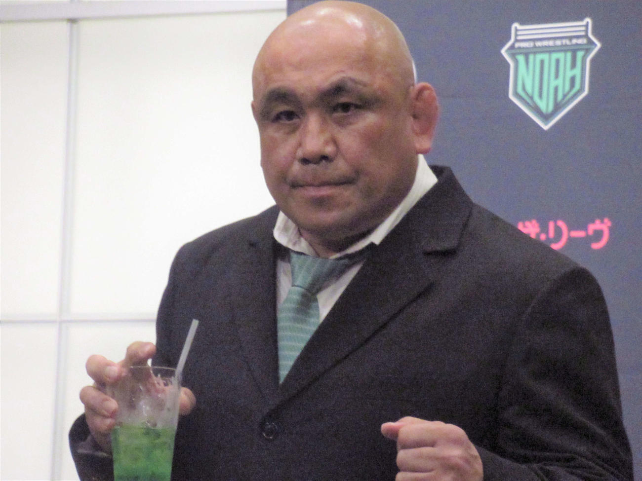 メロンソーダを片手にポーズを取る藤田（撮影・勝部晃多）