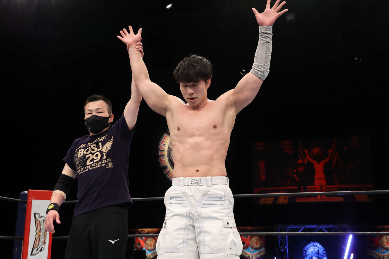 勝ち名乗りを受けるYOH（提供・新日本プロレス）
