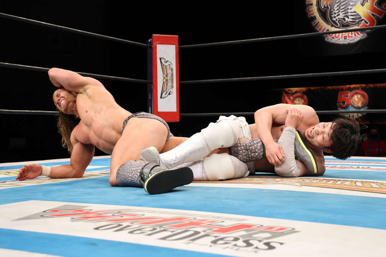 コナーズの足を攻めるYOH（提供・新日本プロレス）
