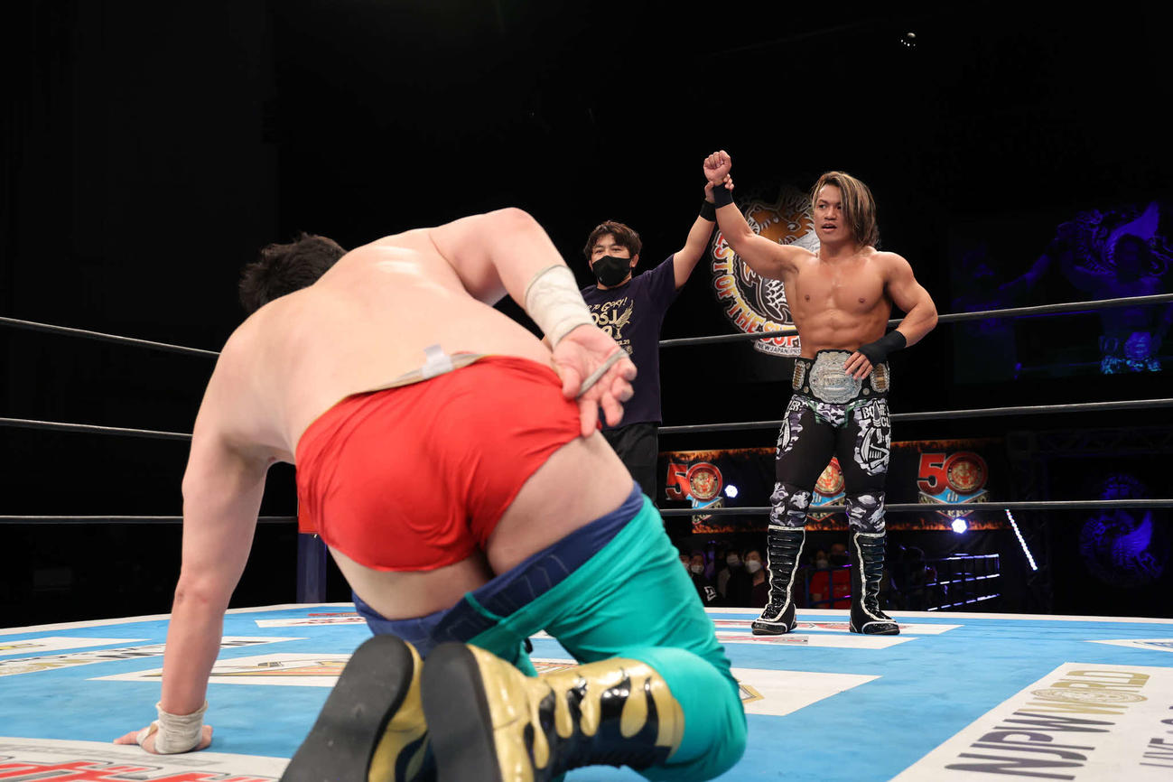 田口（手前）を退けて勝ち名乗りを受ける石森（提供・新日本プロレス）