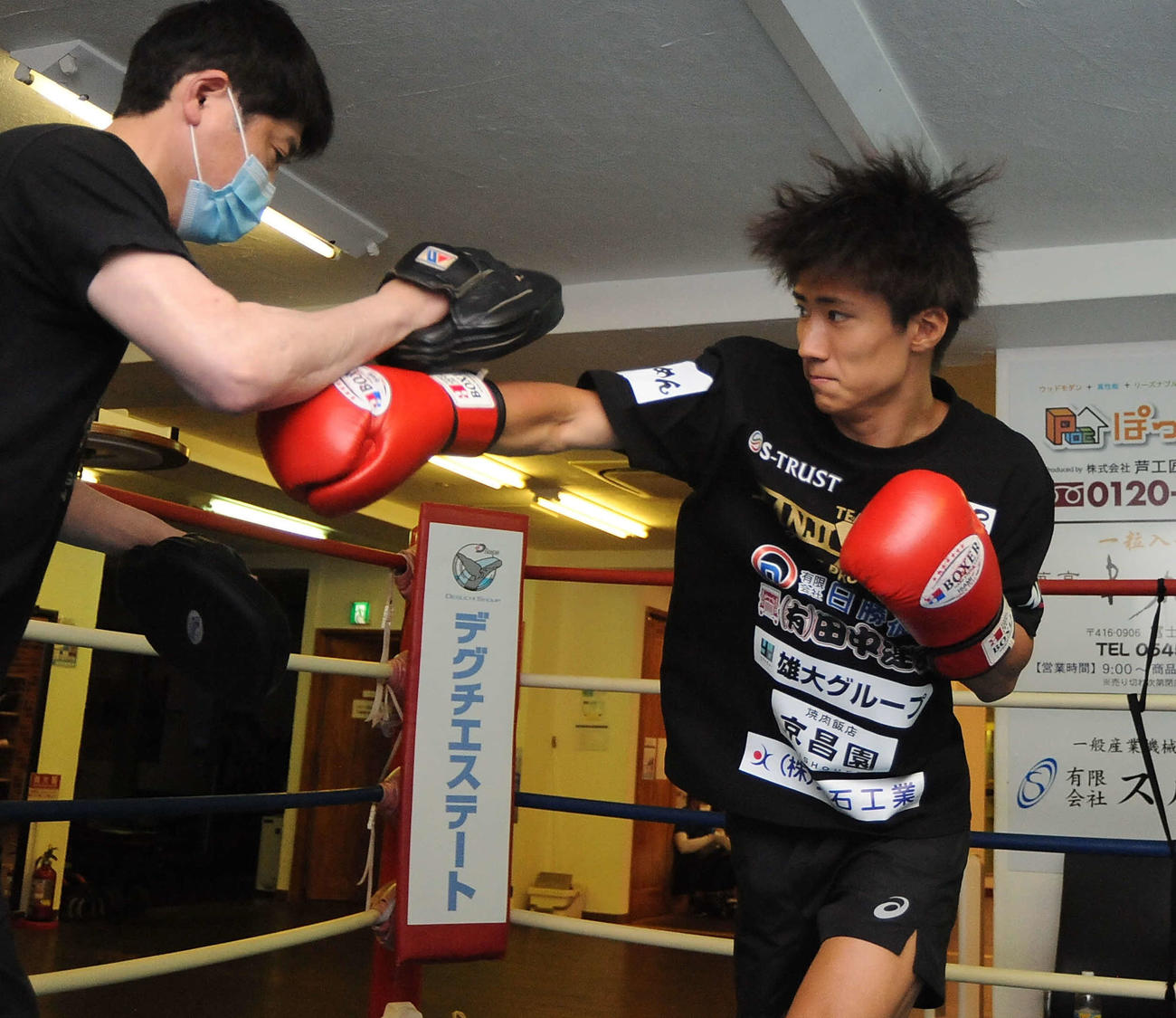 練習で右ストレートを繰り出す駿河男児の木村天