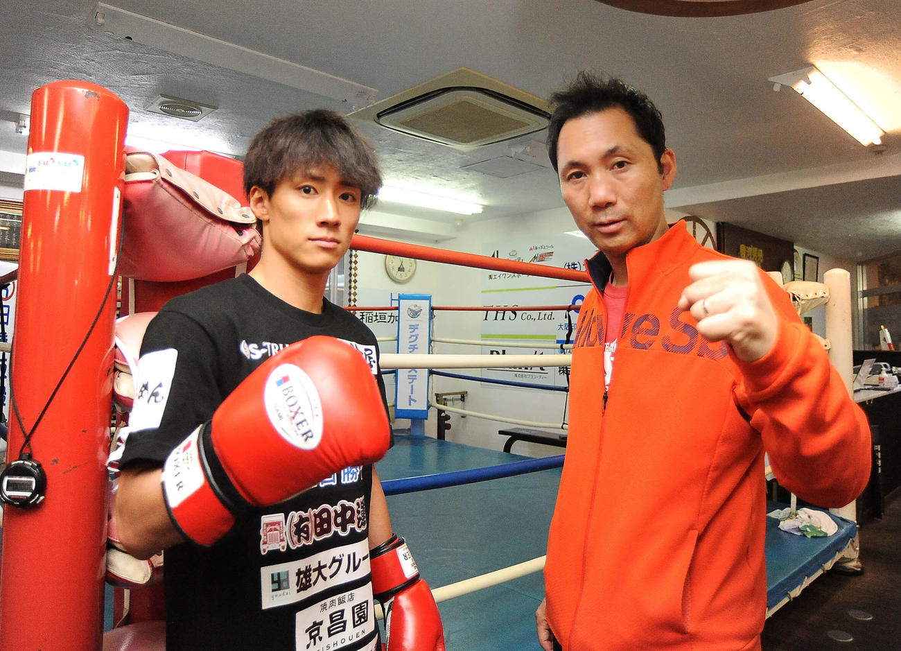 試合に向けて意気込む駿河男児の木村天（左）と前島会長