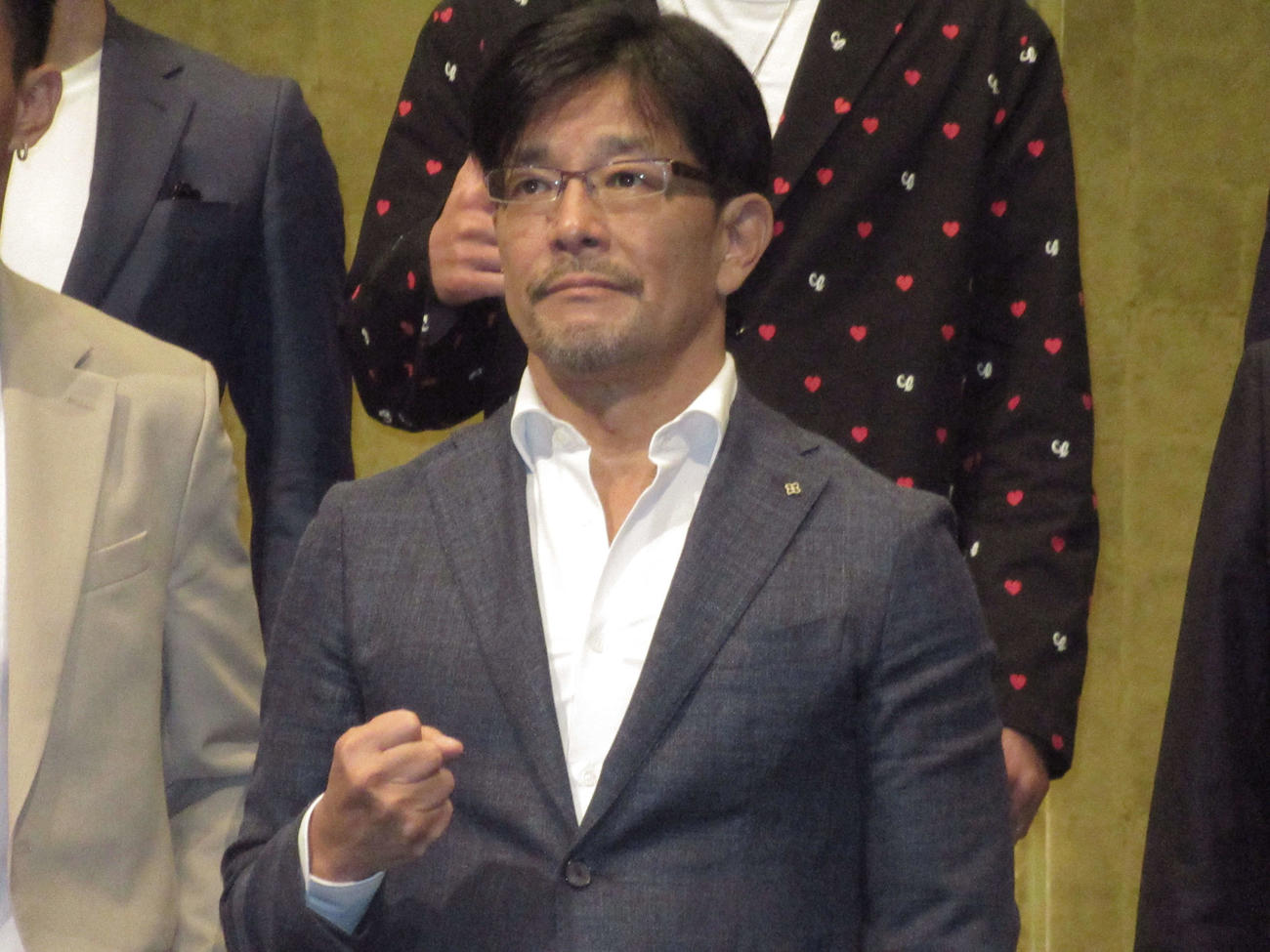 写真に納まるRIZIN榊原CEO（撮影・勝部晃多）