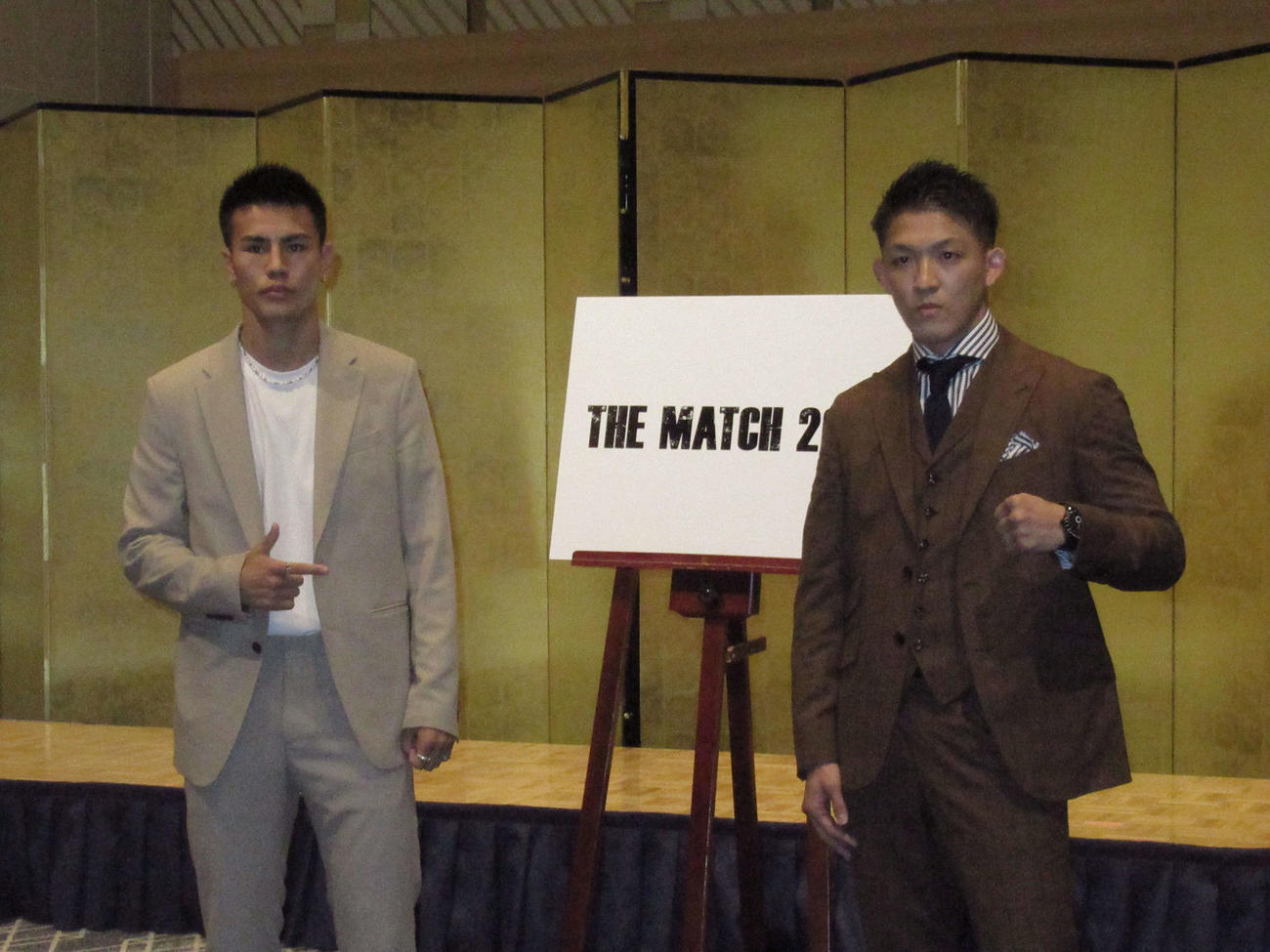 「THE MATCH2022」の追加カード記者会見でポーズを取る海人（左）と野杁（撮影・勝部晃多）
