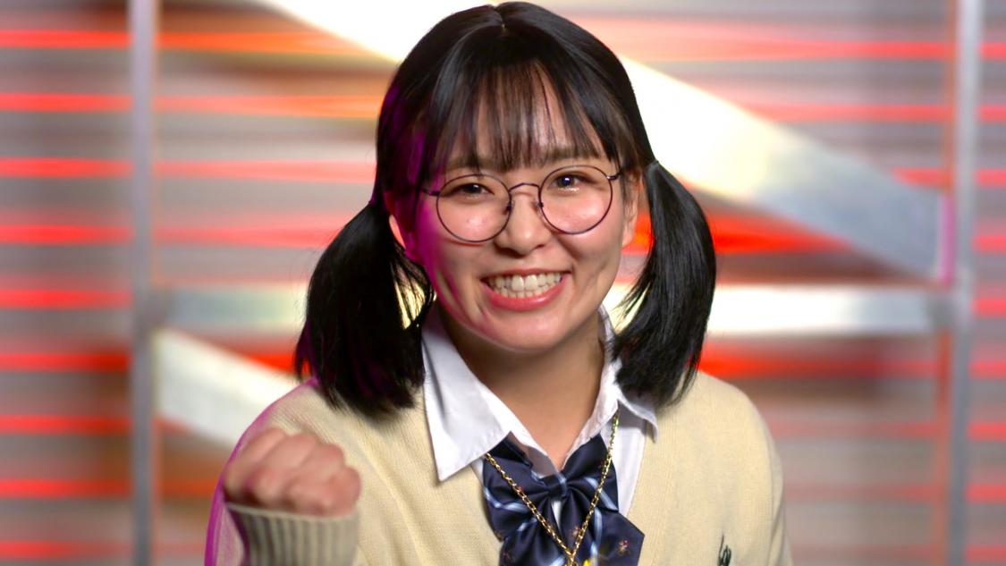 制服メガネ姿のサレイ（C）2022 WWE, Inc. All Rights Reserved.