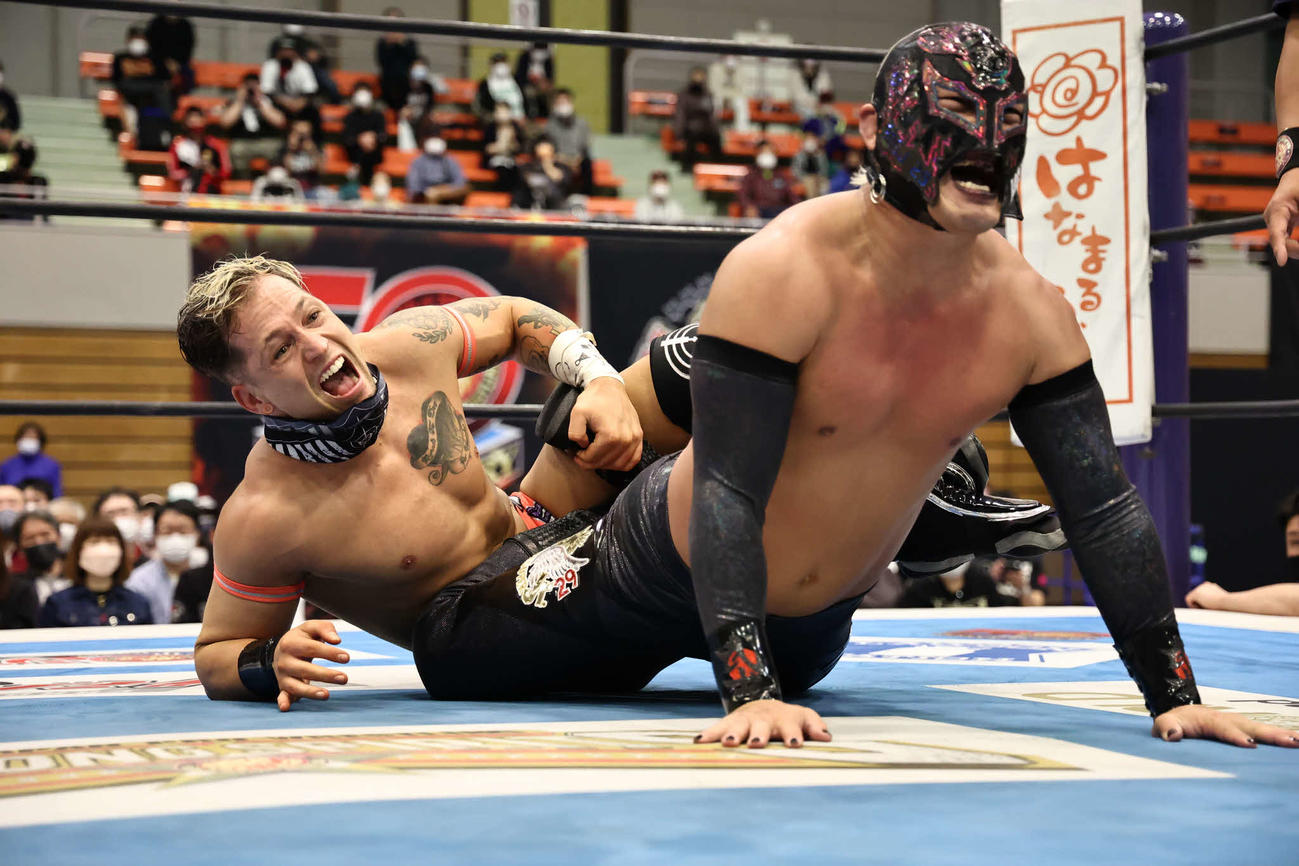 イーグルス（左）にロン・ミラー・スペシャルをかけられるBUSHI（提供・新日本プロレス）