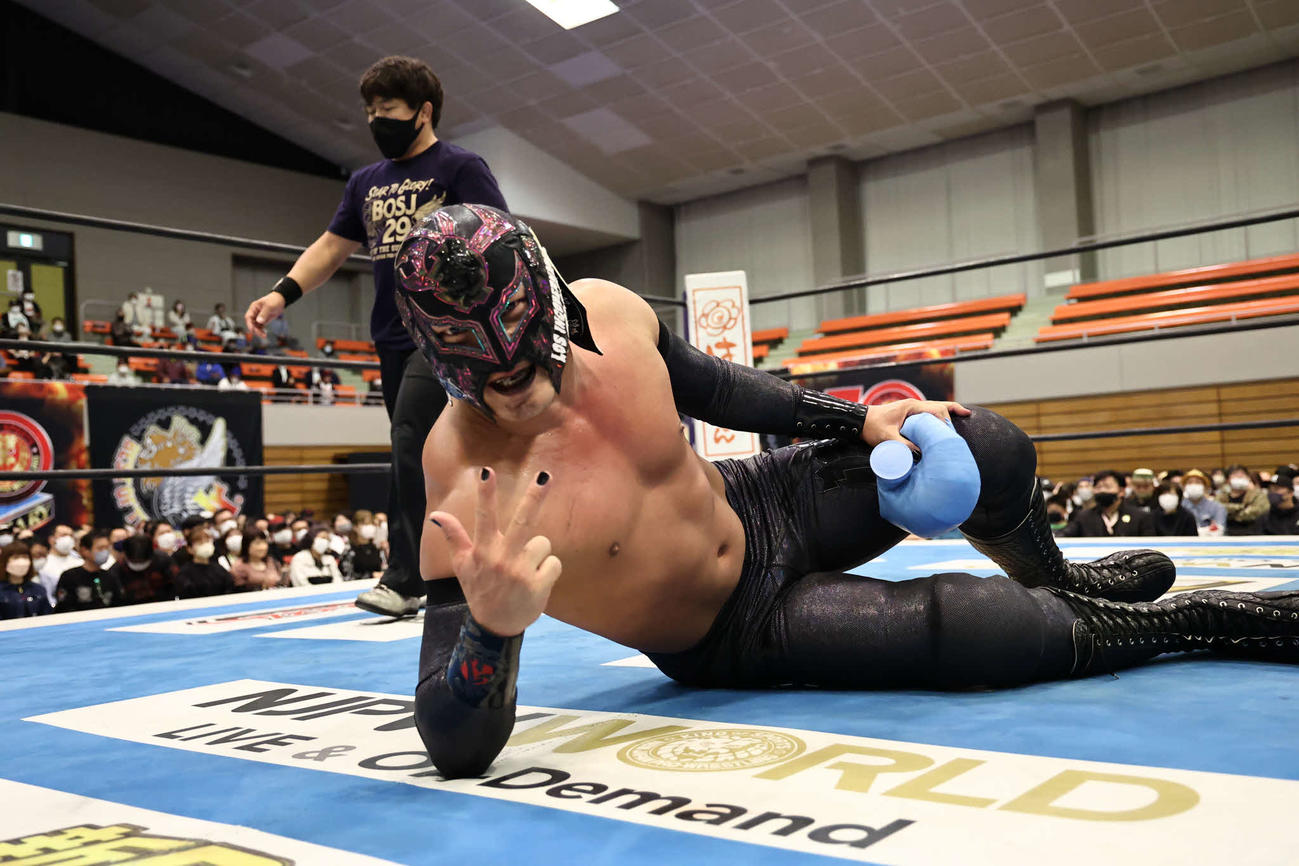 イーグルス（左）に勝利し、ポーズを決めるBUSHI（提供・新日本プロレス）