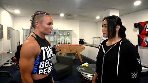アイビー・ナイル（左）の王座戦要求を受諾したNXT・UK女子王者里村明衣子（C）2022 WWE, Inc. All Rights Reserved.