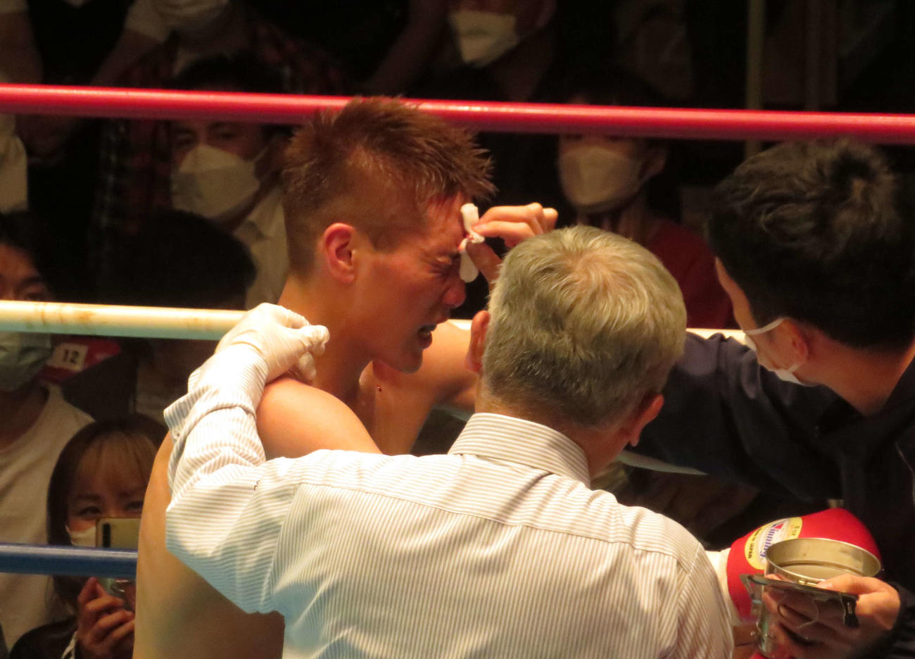 右眉上をカットし、ドクターチェックを受けた元IBF世界スーパーバンタム級王者小国以載（左端）