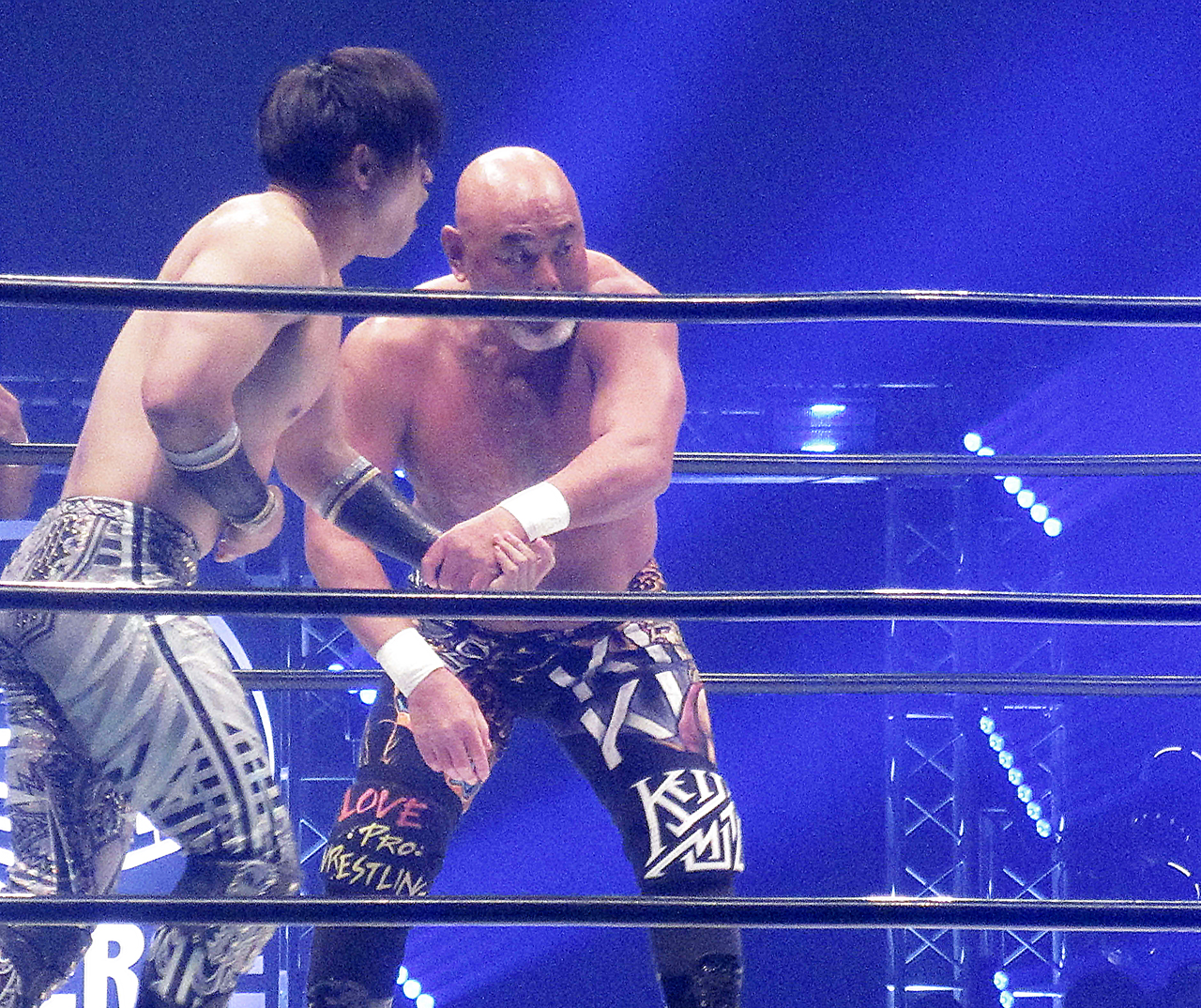 清宮（左）をロープにふる武藤（撮影・勝部晃多）