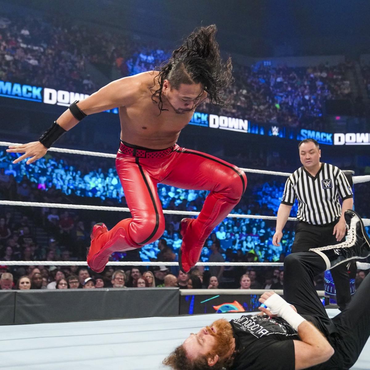 サミ・ゼイン（下）にヒザを落とす中邑真輔（C）2022 WWE, Inc. All Rights Reserved.