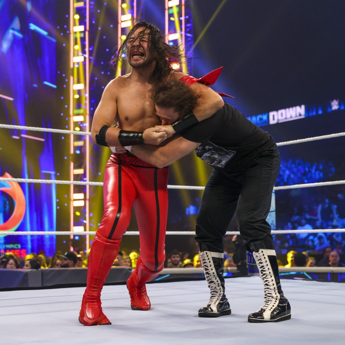 サミ・ゼイン（右）の顔面を絞める中邑真輔（C）2022 WWE, Inc. All Rights Reserved.
