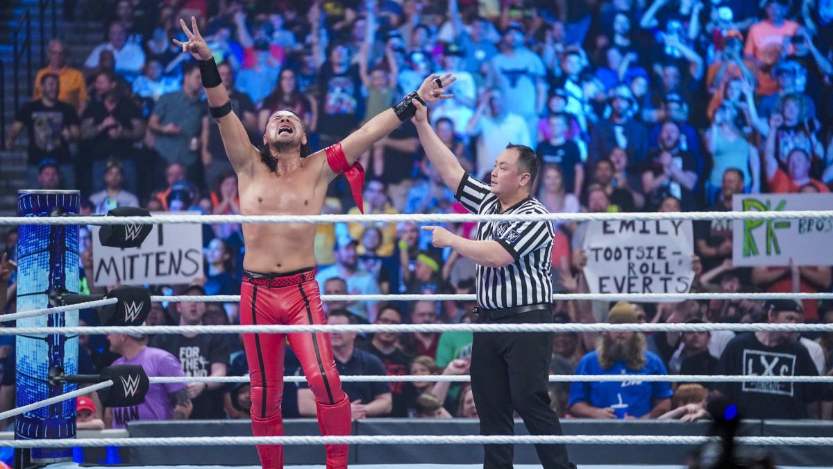 勝ち名乗りを受ける中邑真輔（左）（C）2022 WWE, Inc. All Rights Reserved.