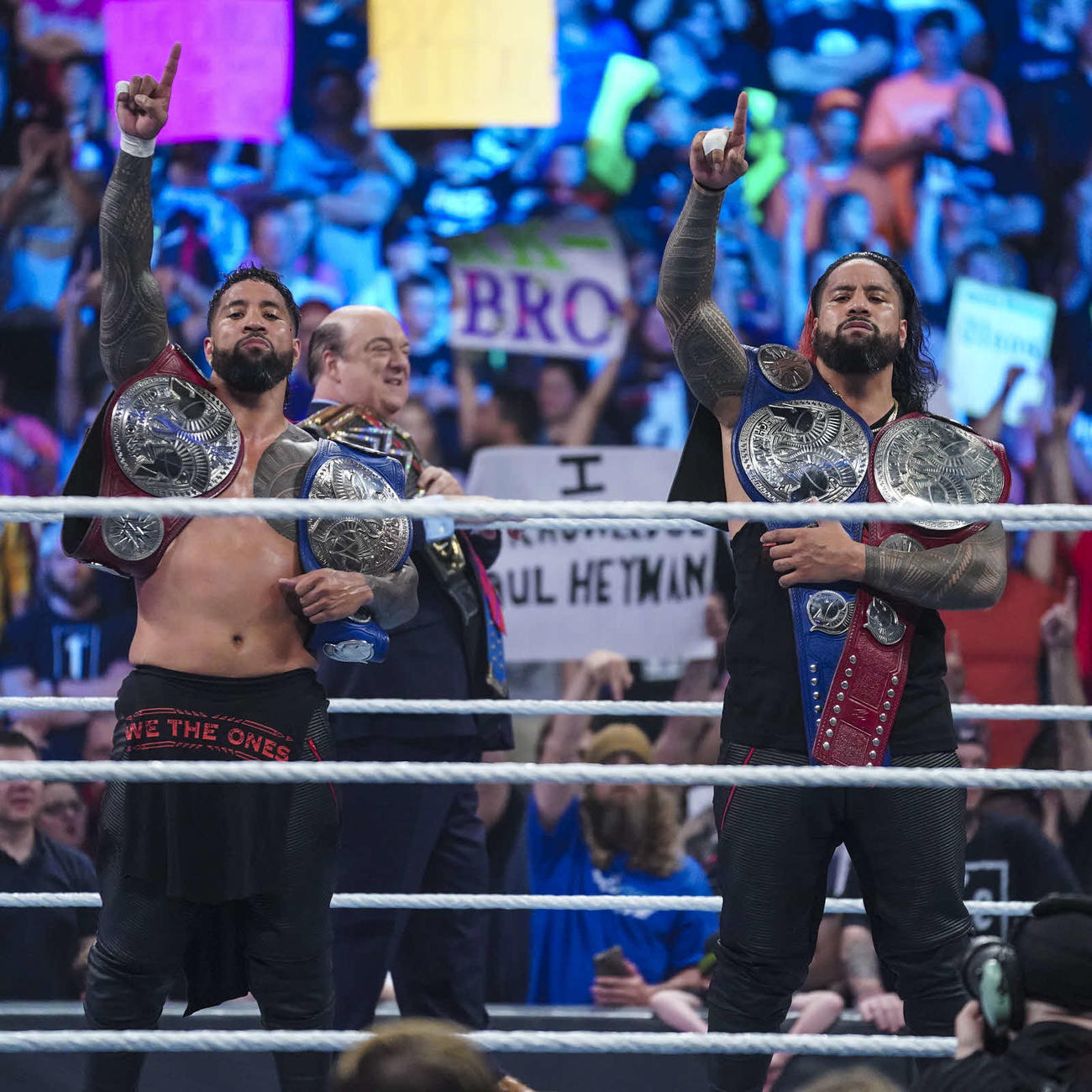SDタッグ王座、ロウ・タッグ王座のベルトを両肩にかけて喜ぶウーソズ（左端がジェイ、右端がジミー）。中央はヘイマン（Ｃ）2022 WWE, Inc. All Rights Reserved.