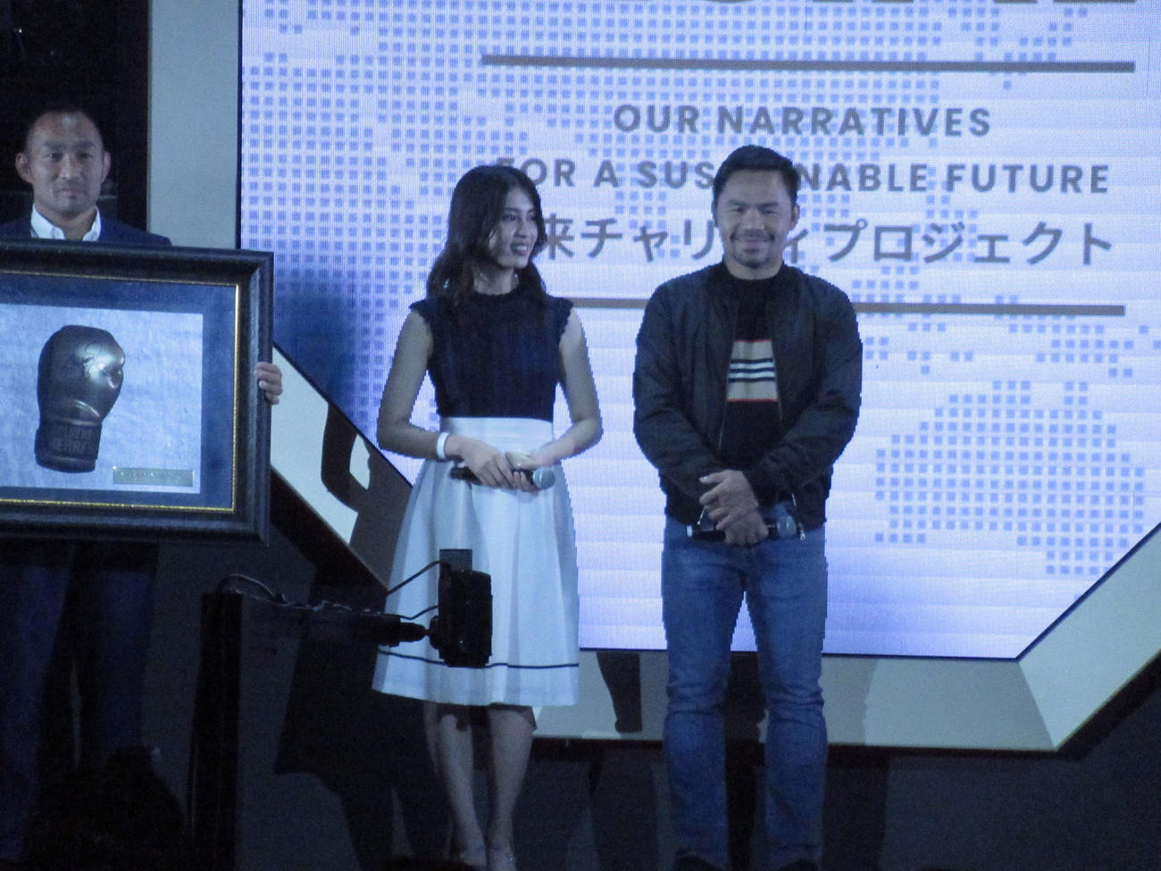 ONE ASIA未来チャリティプロジェクト発表記念イベントで自身のグローブを出品するパッキャオ（撮影・勝部晃多）