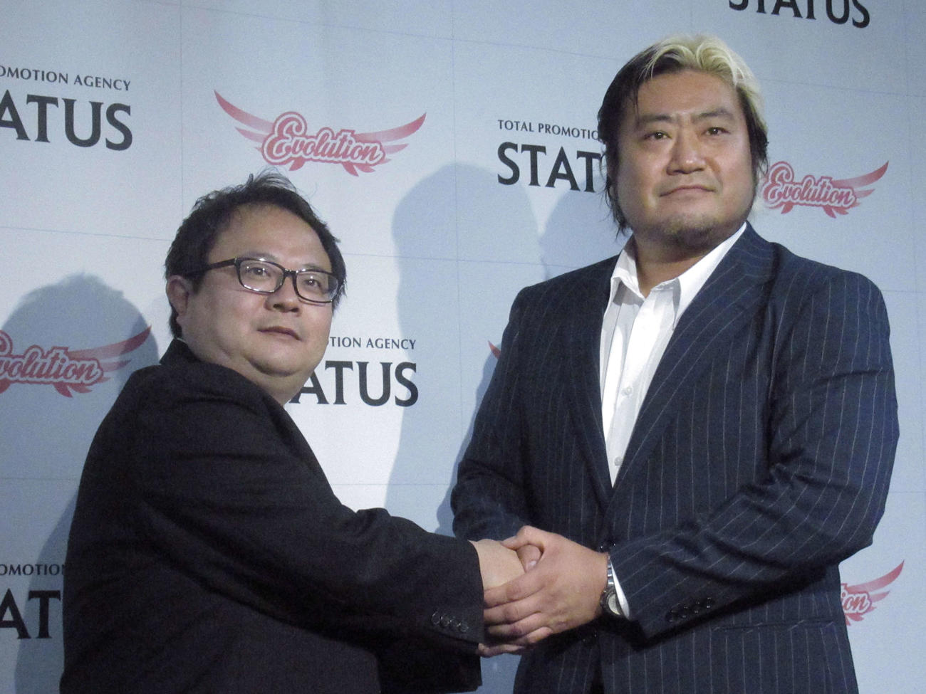 女子プロレス会社新規設立を発表した「Evolution」の中西代表取締役（左）と諏訪魔（撮影・勝部晃多）