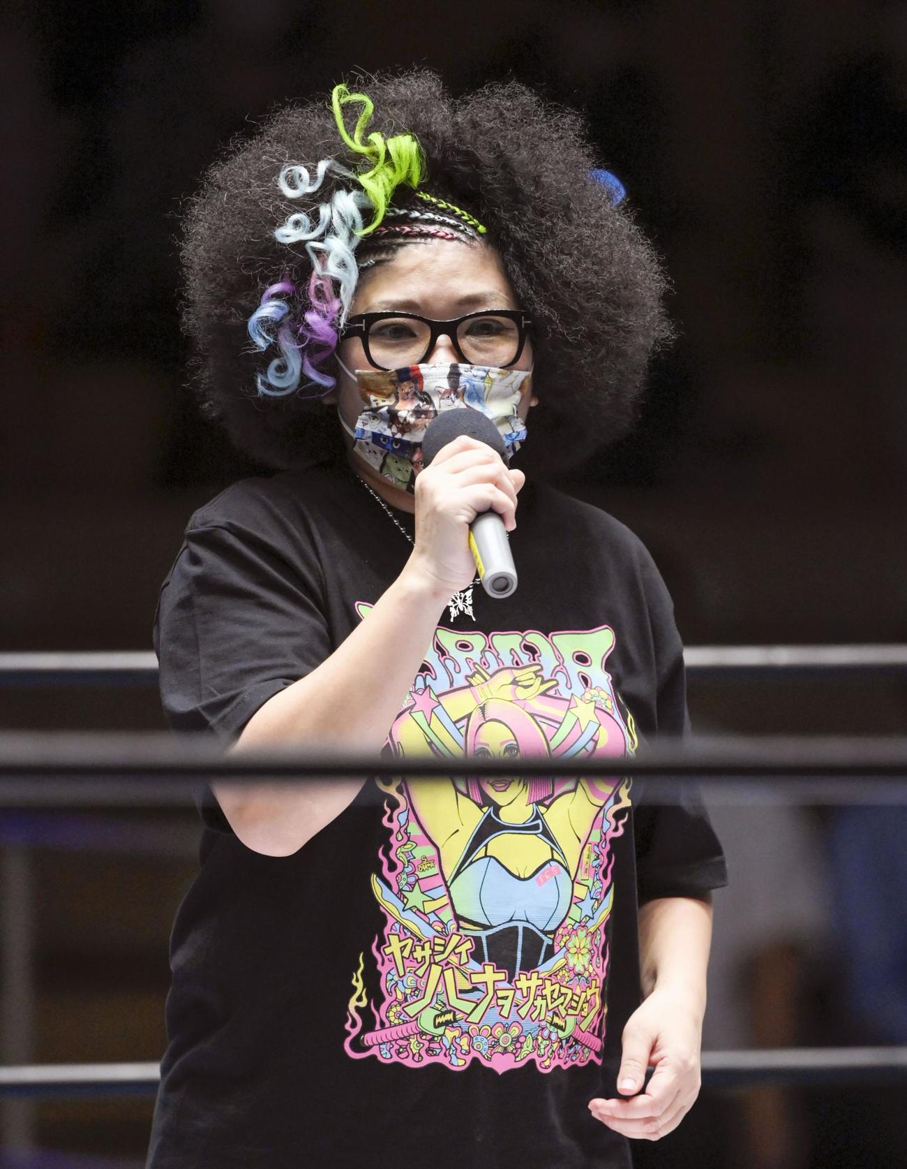 プロレスラー木村花さんの追悼試合を前に、あいさつする母響子さん（共同）