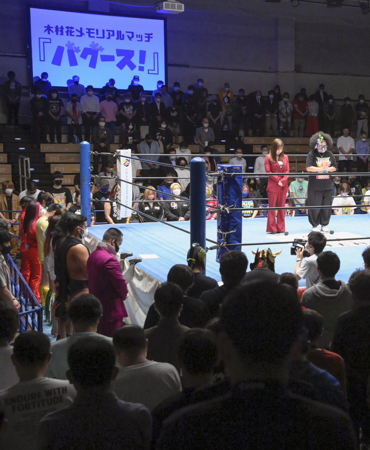 プロレスラー木村花さんの追悼試合を前に、黙とうする母響子さん（リング上右）ら（共同）