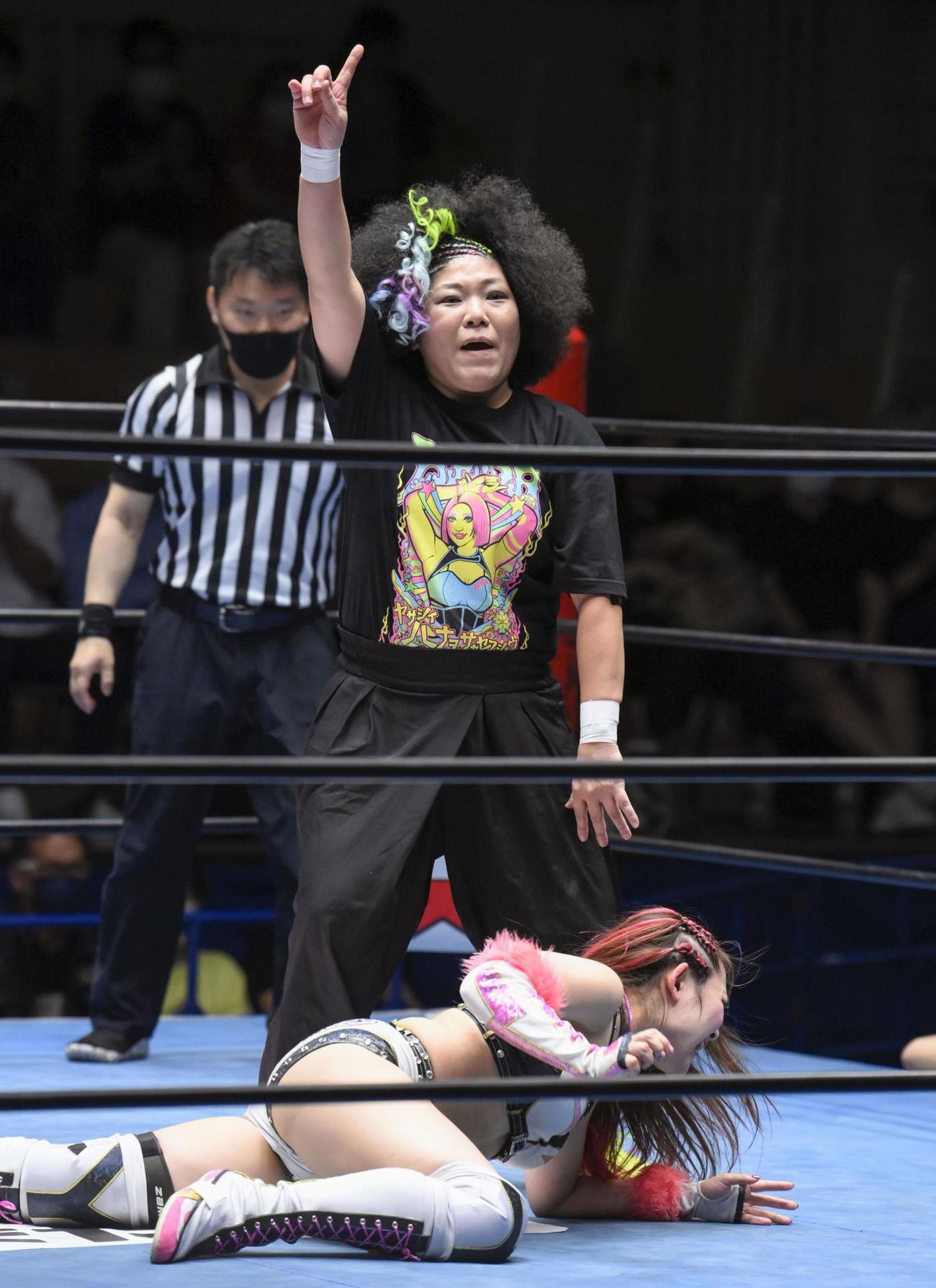 プロレスラー木村花さんの追悼試合で、ジャングル叫女さん（下）と対戦する母響子さん（共同）